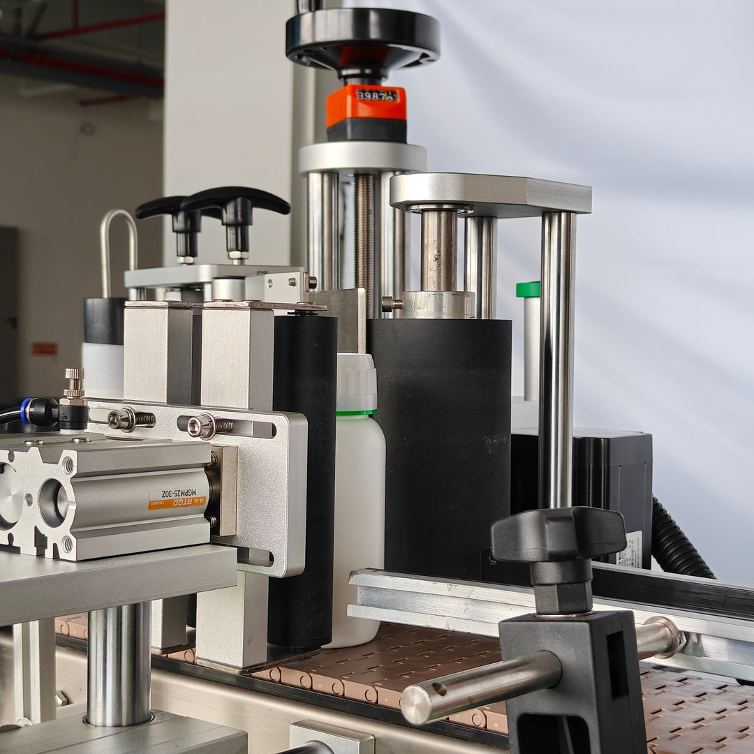 Automatic round bottle labeling machine labeling process - Tranfull	