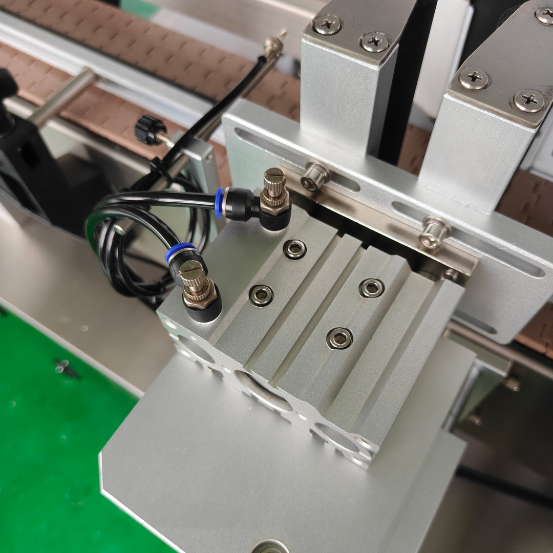Automatic round bottle labeling machine labeling process - Tranfull