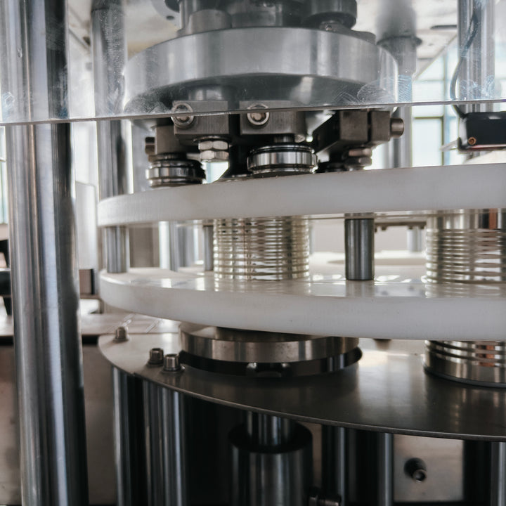 Can seaming machine 4-roller double seaming mechanism close-up - Tranfull
