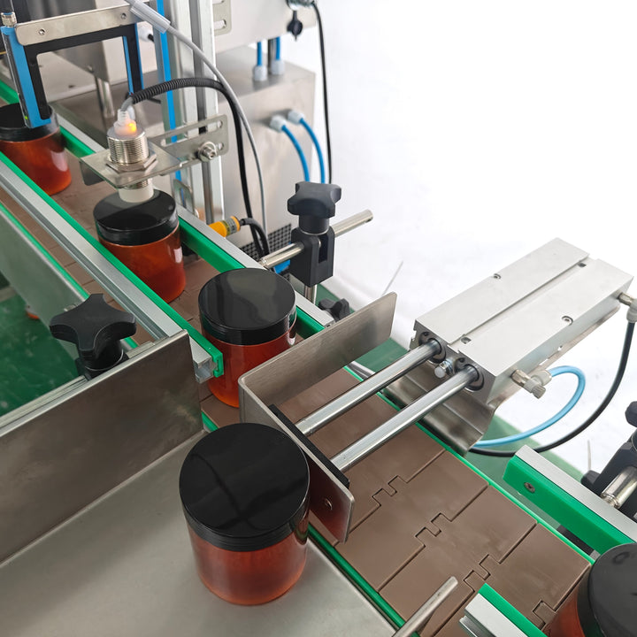 Induction sealing head and bottle neck close-up - Tranfull