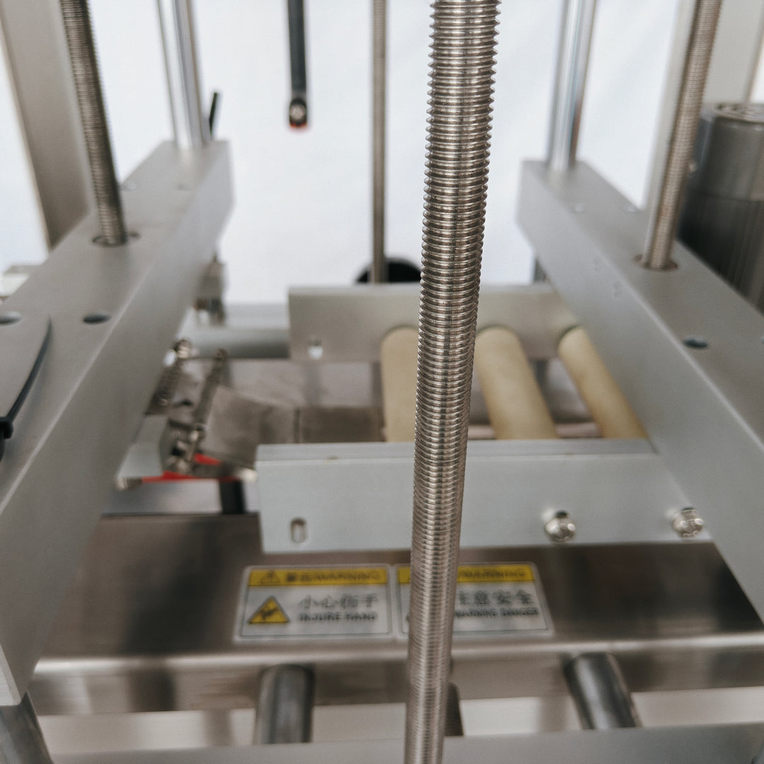 Press-on capping machine base frame and leveling feet - Tranfull