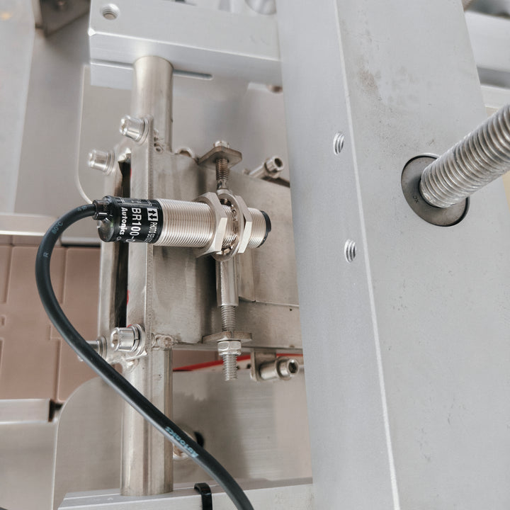 Press-on capping machine conveyor and frame side view - Tranfull