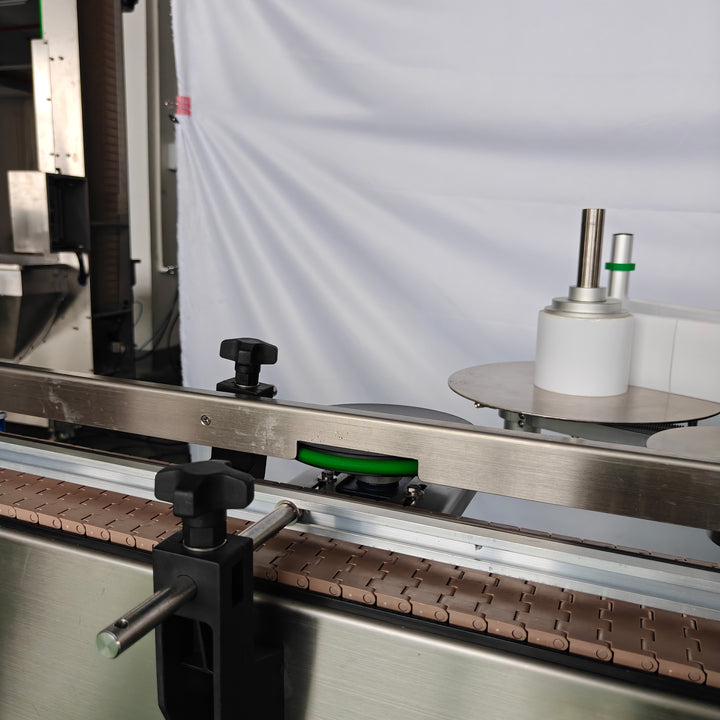 Round bottle labeling machine clamping conveyor mechanism - Tranfull