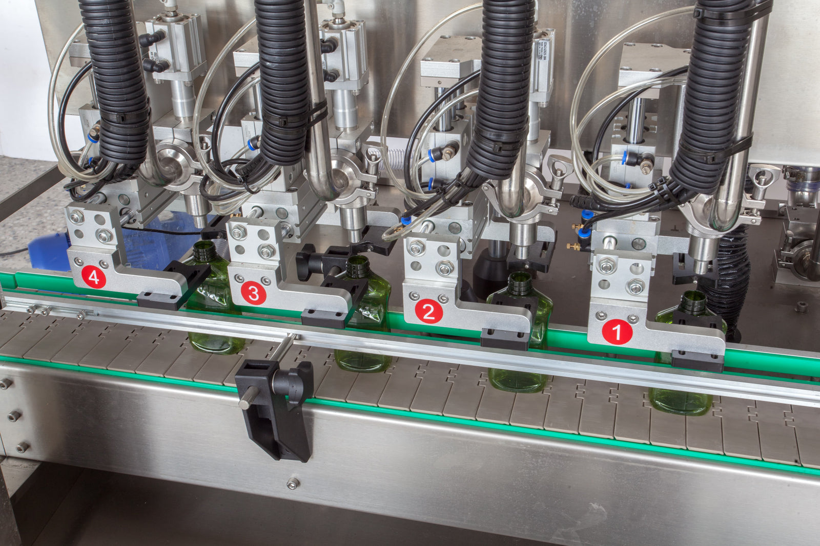 Gravity Flow Filling Machine - Factory Operation Photo | Tranfull