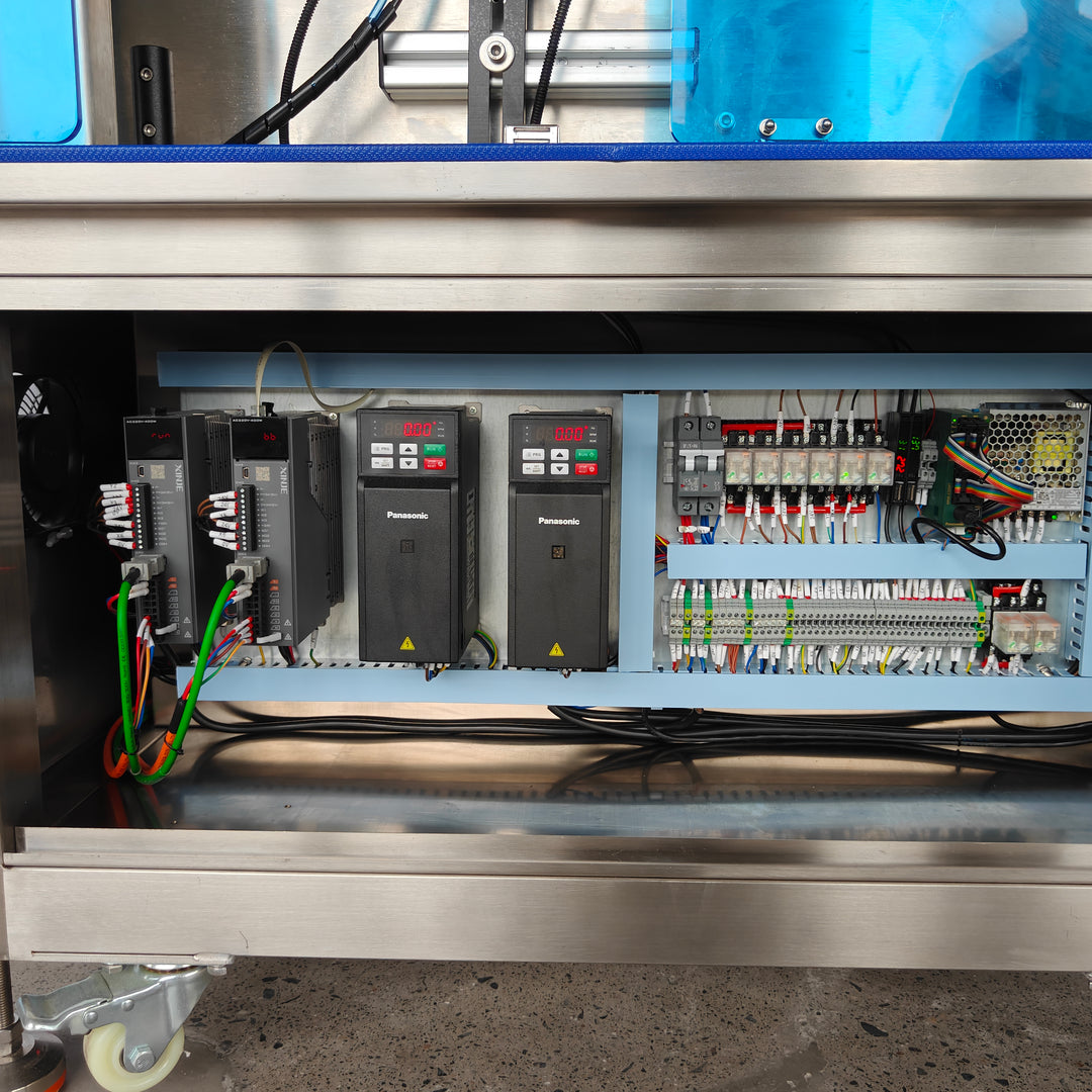 Single head servo capping machine side view - Tranfull